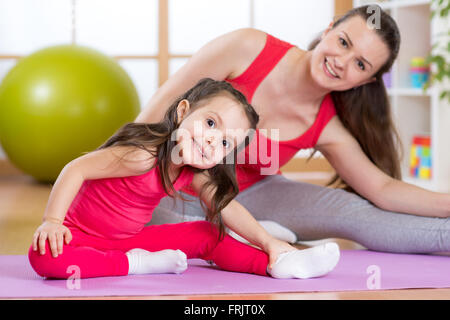 Porträt von Kind Mädchen und Mutter körperliche Übung zu Hause Stockfoto