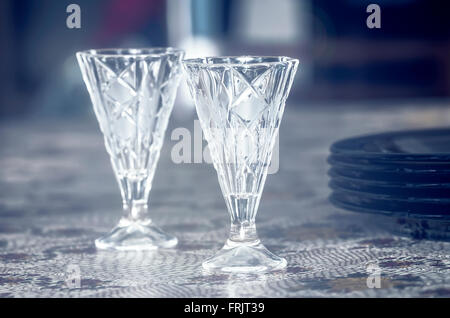 Zwei schöne Vodka shot Gläser auf Tisch in schwarz und weiß Stockfoto