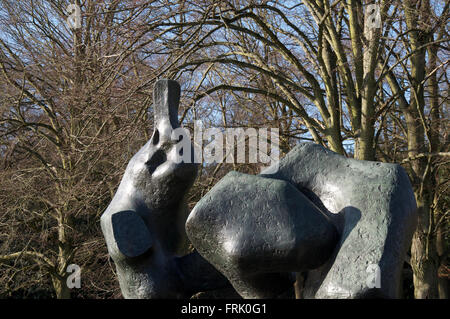 Henry Moore bronze abstrakte Skulptur, "zwei Stück liegende Abbildung Nummer 5' und Winter Bäume. Hampstead Heath, nördlich von London, England, Vereinigtes Königreich. Stockfoto