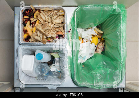 Haushalt verschwenden Sortier- und recycling-Küche-Behälter in der Schublade. Ökologisch verantwortliches Handeln Konzept, Ansicht von oben Stockfoto