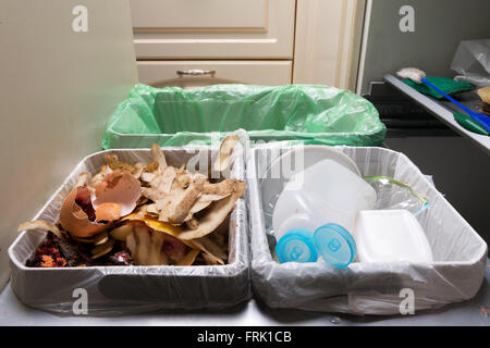 Haushalt verschwenden Sortier- und recycling-Küche-Behälter in der Schublade. Ökologisch verantwortliches Handeln Konzept, Ökologie-Konzept. Stockfoto