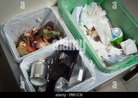 Haushalt verschwenden Sortier- und recycling-Küche-Behälter in der Schublade. Ökologisch verantwortliches Handeln Konzept, Ökologie-Konzept. Stockfoto