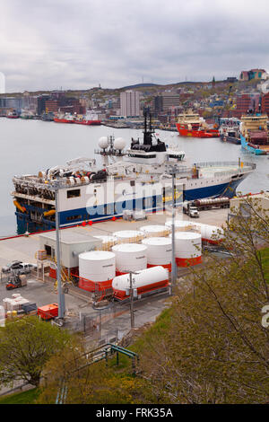 Der Western-Dreizack angedockt im Hafen von St. John mit der St.-Johannes-Skyline im Hintergrund.  St. John's, Neufundland Kanada Stockfoto