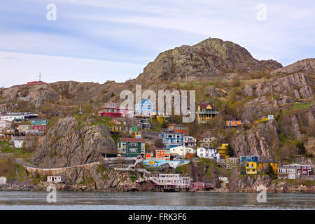 "Die Batterie" ein Viertel in St. John's, Neufundland, Kanada, gesehen vom durch den Hafen von St. John im Frühjahr. Stockfoto