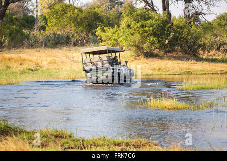 Safari 4wd Jeep Überquerung eines Flusses ford, Sandibe Camp Moremi Game Reserve, Okavango Delta, Botswana, Südafrika Stockfoto