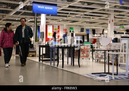 Coquitlam BC, Kanada - 28. April 2015: Menschen beim Einkaufen im Ikea Einrichtungshaus. IKEA wurde in Schweden 1943, IKEA, l haben gegründet. Stockfoto