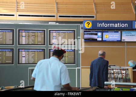 Vancouver, BC Kanada - 13. September 2014: Menschen Fragen einige Informationen Insdie YVR Flughafen in Vancouver BC Kanada. Stockfoto