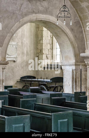 All Saints Church, Enford, Wiltshire, UK. Ein altes Bier innerhalb dieser 12c normannischen Kirche auf Rädern Stockfoto