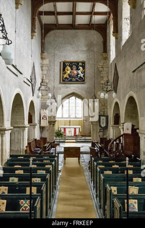 All Saints Church, Enford, Wiltshire, UK. Die königlichen Arme von König William IV über dem Chorbogen Stockfoto