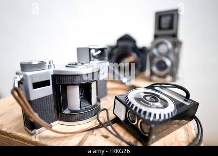 alte analoge Fotokameras auf dem weißen Hintergrund Stockfoto