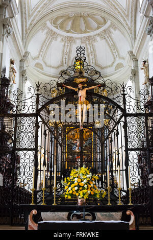 Jesus Crucified und Altar in der Hofkirche St. Leodegar - Luzern, Schweiz Stockfoto