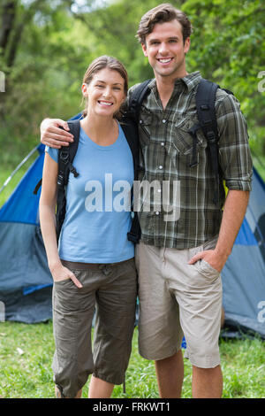 Porträt des jungen Paares stehen gegen Zelt Stockfoto