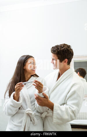 Glückliches Paar Überprüfung Schwangerschaftstest Stockfoto