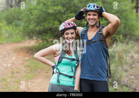 Portrait der Radfahrer im Wald Stockfoto