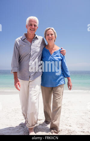 Portrait von Happy senior Paar am Strand Stockfoto