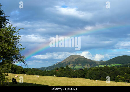 Caer Caradoc Hügel mit Regenbogen, von in der Nähe von Little Stretton, Kirche Stretton, Shropshire, England, UK Stockfoto