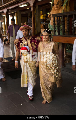 Sri Lanka, Colombo, Hochzeiten, Ehepaar nach Hochzeit Segen am Gangaramaya Tempel Stockfoto