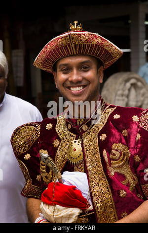 Sri Lanka, Colombo, Hochzeiten, Bräutigam nach der Hochzeit Segen am Gangaramaya Tempel Stockfoto