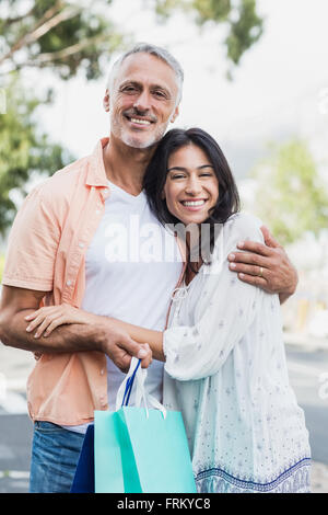 Porträt des Paares mit Einkaufstüten Stockfoto