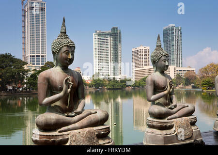 Sri Lanka, Colombo, Seema Malaka Tempel, Buddha-Figuren neben Beira Lake Stockfoto