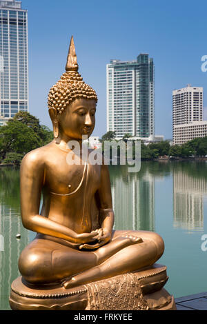 Sri Lanka, Colombo, Seema Malaka Tempel, goldene Meditierenden Buddhafigur neben Beira Lake Stockfoto