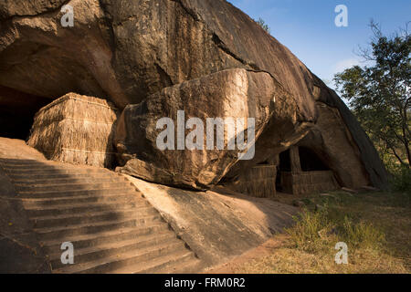 Vessagiri Urwald Kloster, Felsen, Höhlen, Vessagiriya, Anuradhapura, Sri Lanka Stockfoto