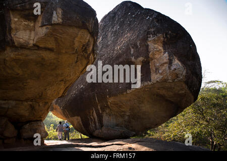 Anuradhapura, Sri Lanka, Urwald-Kloster, Vessagiriya Felsen Höhlen Tourist Guide unter Felsbrocken Stockfoto