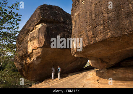 Anuradhapura, Sri Lanka, Urwald-Kloster, Vessagiriya Felsen Höhlen Tourist Guide unter Felsbrocken Stockfoto