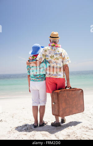 Rückansicht des älteres Paar tragen eine Girlande und auf dem Meer suchen Stockfoto