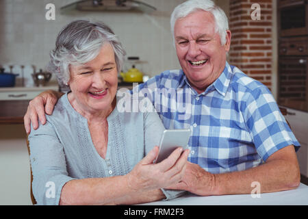 Senior Liebespaar mit Handy Stockfoto