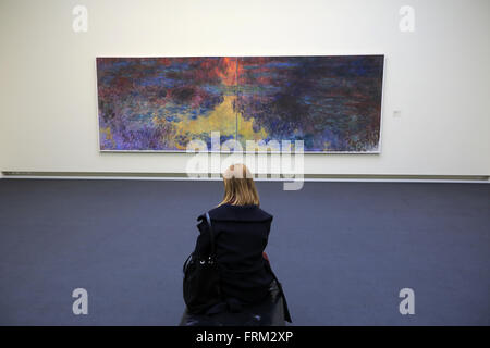 Frau vor Monets Gemälde, Les Nymphéas Seerose im Kunsthaus Zürich Museu, Zhrich, Schweiz Stockfoto