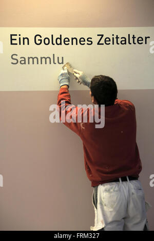 Ein Museum Arbeiter verändert die Zeichen einer Ausstellung im Kunsthaus Zürich Museum der schönen Künste, Zürich Stockfoto