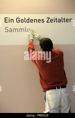 Ein Museum Arbeiter verändert die Zeichen einer Ausstellung im Kunsthaus Zürich Museum der schönen Künste, Zürich Stockfoto