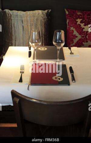 Tischdekoration im Haus Hiltl, das weltweit älteste vegetarische Restaurant in Zruich der Schweiz Stockfoto