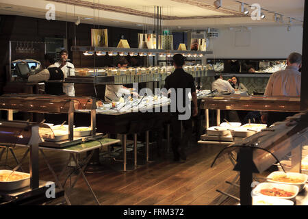 Heißen vegetarisches Buffet serviert im Haus Hiltl, das weltweit älteste vegetarische Restaurant in Zürich, Schweiz Stockfoto