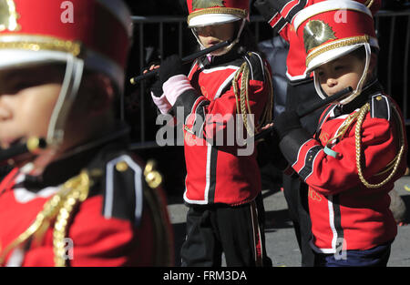 Schülerband bei der jährlichen chinesischen Lunar New Year Parade in Manhattan Chinatown, New York City, USA Stockfoto