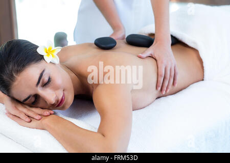 Schöne Frau empfangen-Stone-massage Stockfoto