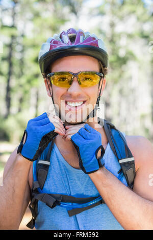 Porträt des jungen Mannes trägt Helm Stockfoto