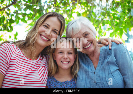 Porträt der glückliche Familie mit Oma Stockfoto