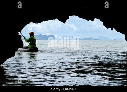 Kajakfahren in der Nähe von Dorf von Ko Panyi in Bucht von Phang Nga, Thailand. Stockfoto