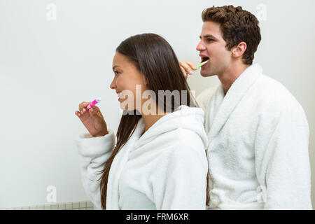 Paar im Bademantel Zähneputzen im Bad Stockfoto