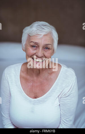 Porträt der fröhliche senior Frau Stockfoto