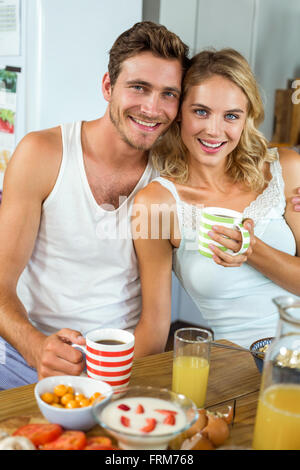 Liebende paar Kaffee am Frühstückstisch im Haus Stockfoto