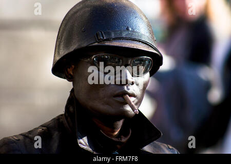 BARCELONA, SPANIEN. JAN 2: Unbekannte Straße Schauspieler stellt als Soldat in uniform auf Januaryl 2, Jahrgang 2001, Ramblas, Barcelo Stockfoto