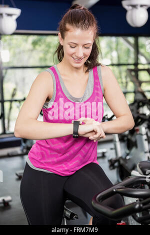 Frau mit smart-watch Stockfoto