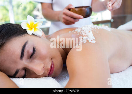Frau genießen eine Salz Peeling massage Stockfoto