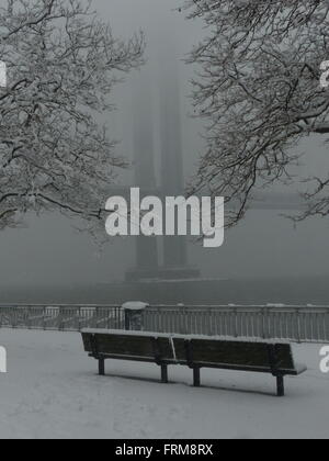 Verazzano Bridge mit Parkbank in Schnee Schneesturm Stockfoto