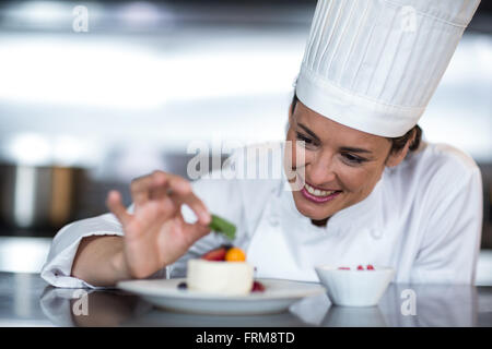 Glückliche Köchin Garnierung für Lebensmittel Stockfoto
