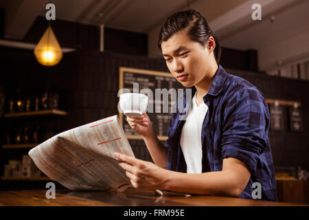 Hipster Mann lesen Zeitung Stockfoto