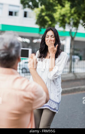 Rückansicht des Menschen fotografieren Frau bläst Kuss Stockfoto